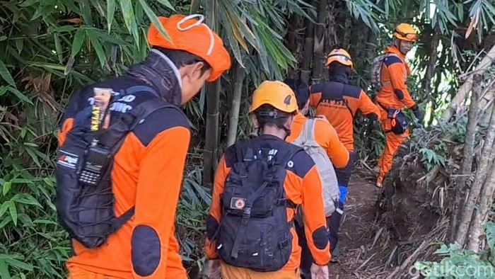 Tim SAR saat melakukan pencarian pendaki hilang di Gunung Saeng Bondowoso.