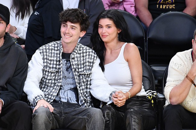Tampil serasi, Timothee dan Kylie mengenakan busana bernuansa monokrom. Aktor ‘Dune’ tersebut tampak memakai T-shirt putih lengan panjang bergambar Kobe Bryant, dipadu jeans hitam dan vest motif gingham. Foto: Getty Images/Allen Berezovsky