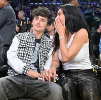 Keduanya memadati Crypto.com Arena di Los Angeles pada Minggu (30/4/2025) untuk mendukung tim favorit LA Lakers melawan Minnesota Timberwolves. Foto: Getty Images/Allen Berezovsky