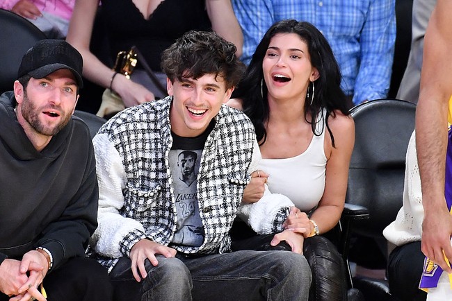 Sama-sama penggemar olahraga basket, Timothee Chalamet dan kekasihnya, pengusaha dan bintang reality TV Kylie Jenner, memilih pertandingan basket sebagai ide kencan mereka. Foto: Getty Images/Allen Berezovsky