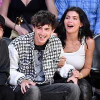 Sama-sama penggemar olahraga basket, Timothee Chalamet dan kekasihnya, pengusaha dan bintang reality TV Kylie Jenner, memilih pertandingan basket sebagai ide kencan mereka. Foto: Getty Images/Allen Berezovsky
