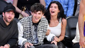 Apalagi Kylie disebut lebih bahagia saat bersama si aktor. Getty Images/Allen Berezovsky
