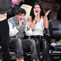 Keduanya terlihat bersemangat menonton jalannya pertandingan sambil sesekali bergandengan mesra. Pasangan ini diketahui telah menjalin asmara selama dua tahun dan sudah tak canggung lagi memperlihatkan kedekatan mereka di depan publik. Foto: Getty Images/Allen Berezovsky