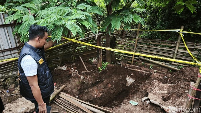 TKP wanita tewas dicor di pekarangan rumah warga di Wonogiri, Kamis (1/5/2025). Tampak area penemuan mayat kini sudah digaris polisi.