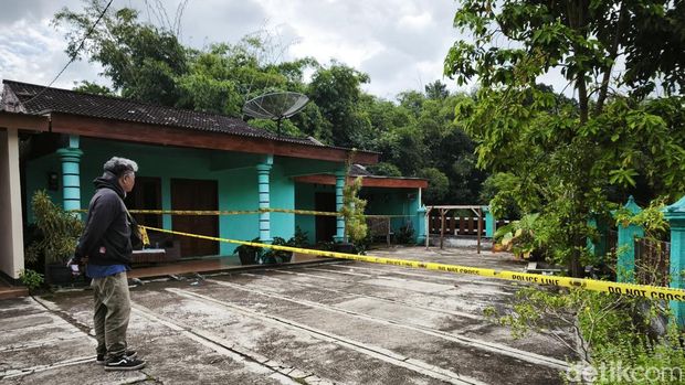 TKP wanita tewas dicor di pekarangan rumah warga di Wonogiri, Kamis (1/5/2025). Tampak area penemuan mayat kini sudah digaris polisi.