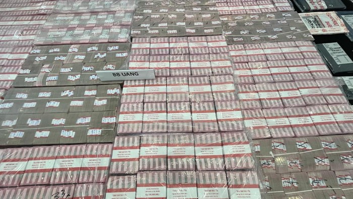 Tumpukan uang bukti kasus judi online (Rumondang/detikcom)