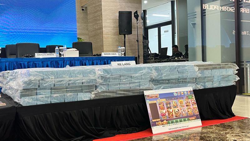 Tumpukan uang bukti kasus judi online (Rumondang/detikcom)
