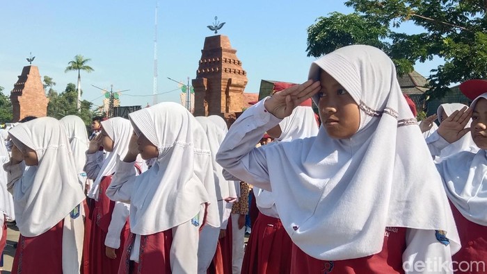 Upacara bendera di Hari Pendidikan Nasional tingkat Kabupaten Indramayu