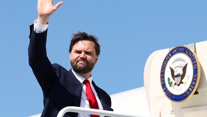 U.S. Vice President JD Vance waves as he departs Charleston, South Carolina, U.S., May 1, 2025. REUTERS/Kevin Lamarque/Pool