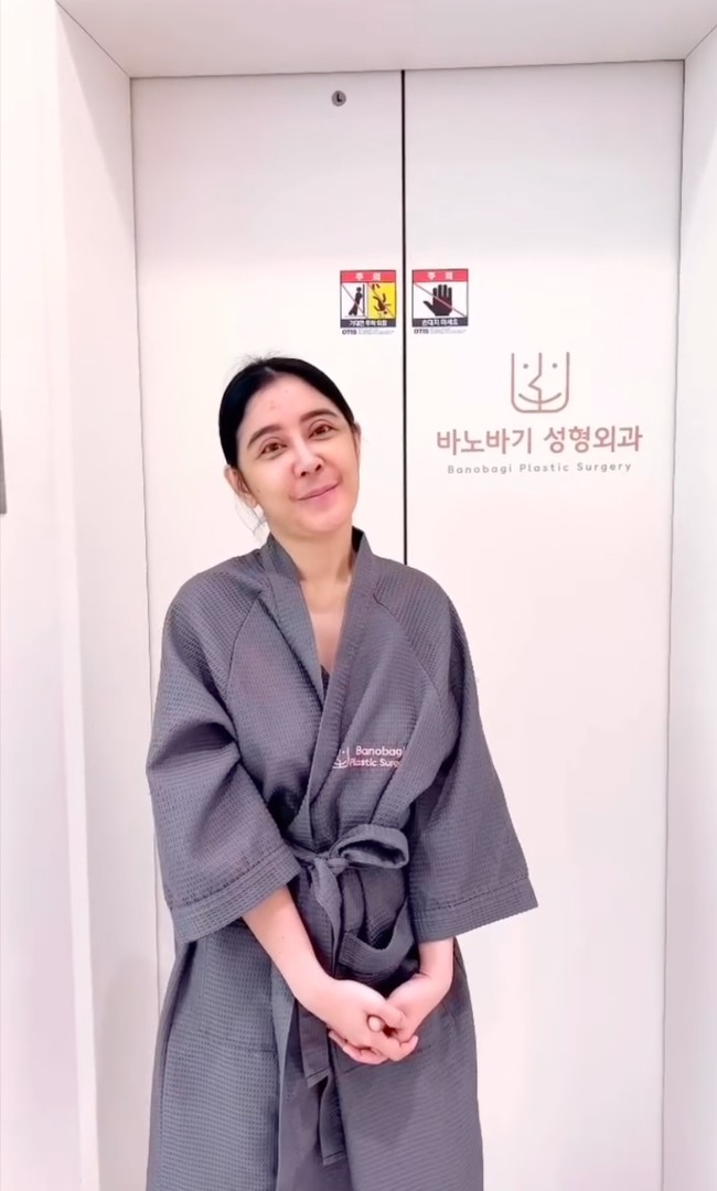 Uut Permatasari baru-baru ini membagikan perjalanannya ke Korea. Pergi sendirian, tujuan Uut ke Korea rupanya untuk menjalani operasi plastik di sana. Foto: Instagram/@uutpermatasari