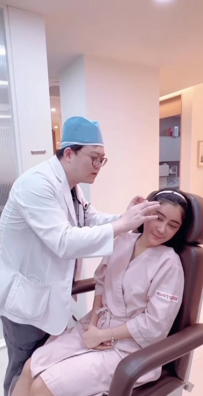 Setelahnya Uut kembali ke klinik kecantikan tempatnya menjalani oplas untuk pemeriksaan jahitan. Foto: Instagram/@uutpermatasari