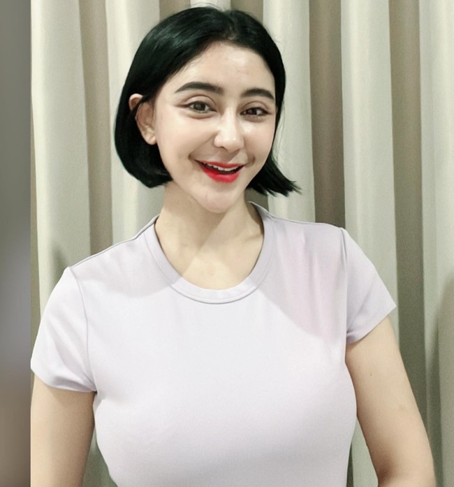 Potret Uut setelah menjalani oplas dan wajahnya sudah tak lagi bengkak. Penampilannya pun kini makin terlihat cantik dan awet muda di usia 43 tahun. Foto: Instagram/@uutpermatasari
