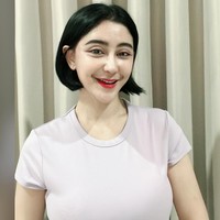 Potret Uut setelah menjalani oplas dan wajahnya sudah tak lagi bengkak. Penampilannya pun kini makin terlihat cantik dan awet muda di usia 43 tahun. Foto: Instagram/@uutpermatasari