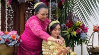 Lalu, Valerie Tifanka melakukan siraman. (Foto: dok Instagram)