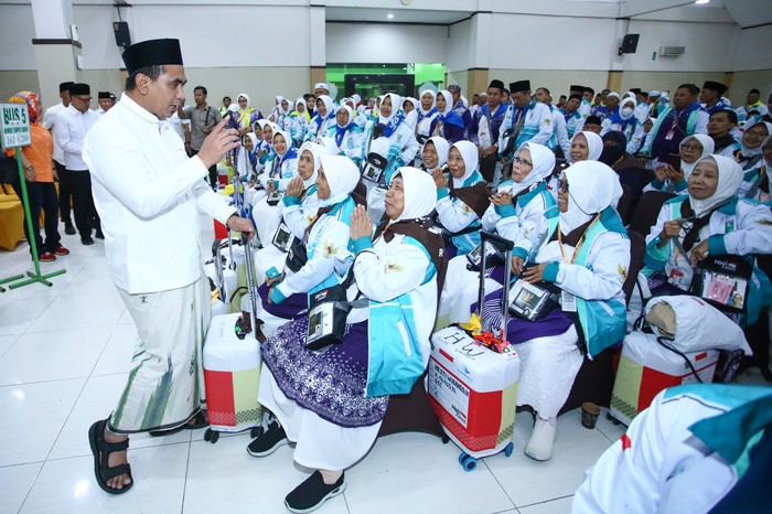 Wakil Gubernur Jawa Tengah, Taj Yasin melepas jemaah haji kelompok terbang (kloter) 1 Embarkasi Solo di Gedung Muzdalifah Asrama Haji Donohudan, Kabupaten Boyolali, dini hari.