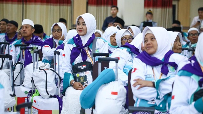 Wakil Gubernur Jawa Tengah, Taj Yasin melepas jemaah haji kelompok terbang (kloter) 1 Embarkasi Solo di Gedung Muzdalifah Asrama Haji Donohudan, Kabupaten Boyolali, dini hari.