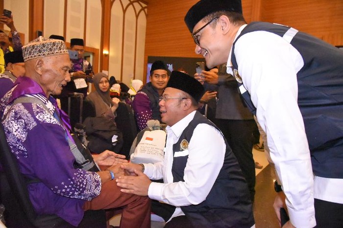 Wakil Ketua DPR RI Bidang Koordinator Kesejahteraan Rakyat (Korkesra) Cucun Ahmad Syamsurijal, saat melepas calon jemaah haji (calhaj) di Asrama Haji Embarkasi Jakarta.