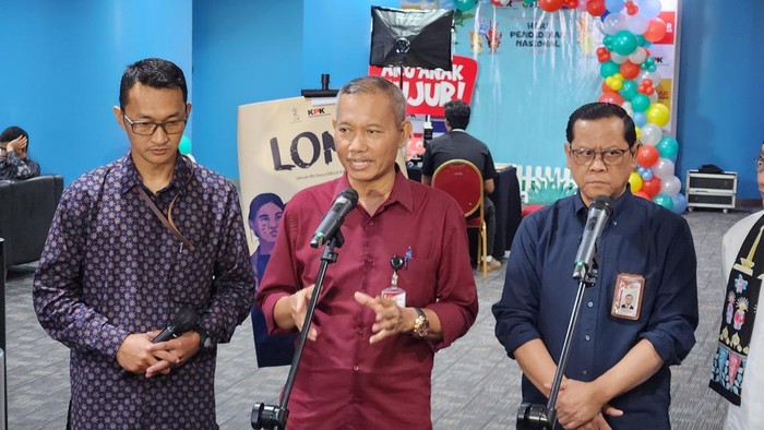 Wakil Ketua KPK Ibnu Basuki Widodo (kemeja merah)-(Adrial/detikcom)
