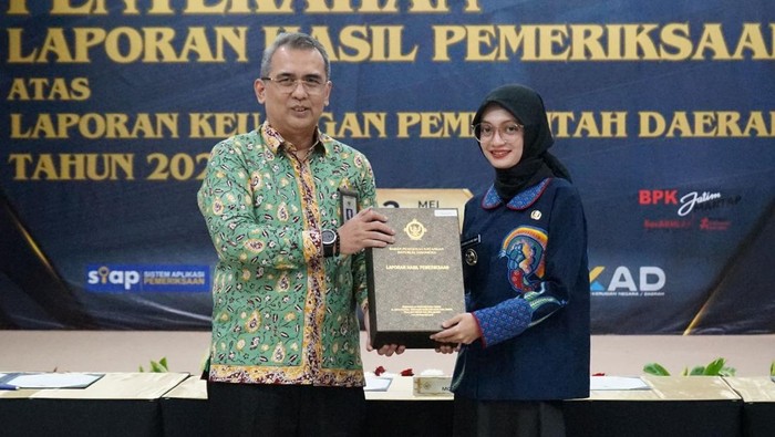 Walkot Kediri Vinanda Prameswati menerima Laporan Hasil Pemeriksaan dari BPK Jatim dengan opini Wajar Tanpa Pengecualian.