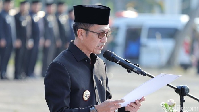 Walkot Palembang Ratu Dewa melantik ASN.
