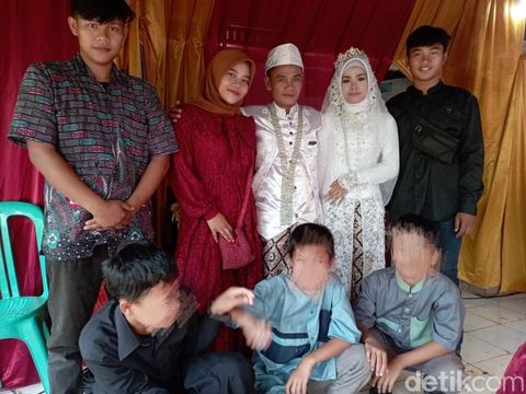 Wanita ini curhat memiliki ibu sambung yang usianya jaduh lebih muda. Unggahannya langsung viral di TikTok.