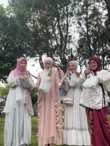 Wanita ini merekam suasana pernikahan yang souvenirnya unik, berupa aneka sayuran segar yang bisa dibawa pulang oleh tamu undangan. Seperti apa?