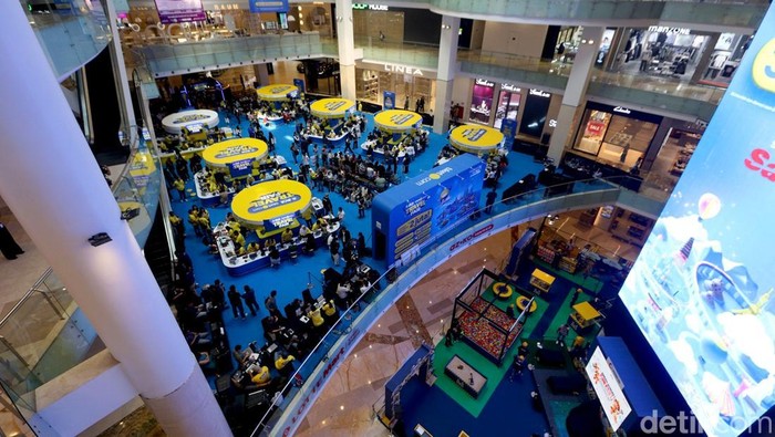 Warga Serbu Tiket Pesawat Murah di Travel Fair Pengunjung memadati area Travel Fair 2025 di Gandaria City, Jakarta, Jumat (2/5/2025). Warga ramai-ramai berburu tiket pesawat, hotel, dan paket tur dengan harga spesial hingga hari Minggu (4/5).