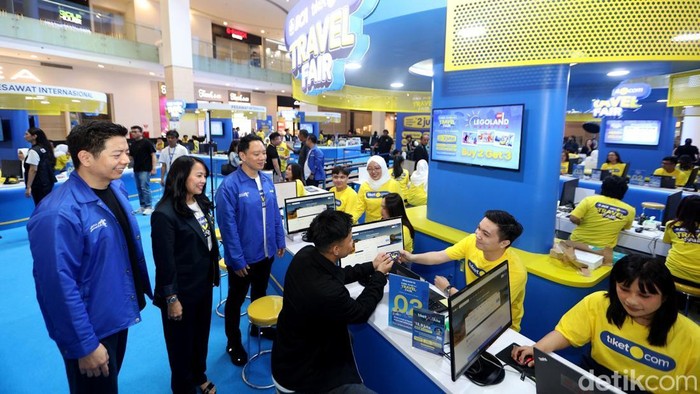 Pengunjung memadati area Travel Fair 2025 di Gandaria City, Jakarta, Jumat (2/5/2025). Warga ramai-ramai berburu tiket pesawat, hotel, dan paket tur dengan harga spesial hingga hari Minggu (4/5).