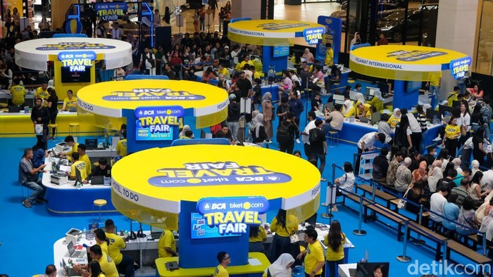 Pengunjung memadati area Travel Fair 2025 di Gandaria City, Jakarta, Jumat (2/5/2025). Warga ramai-ramai berburu tiket pesawat, hotel, dan paket tur dengan harga spesial hingga hari Minggu (4/5).