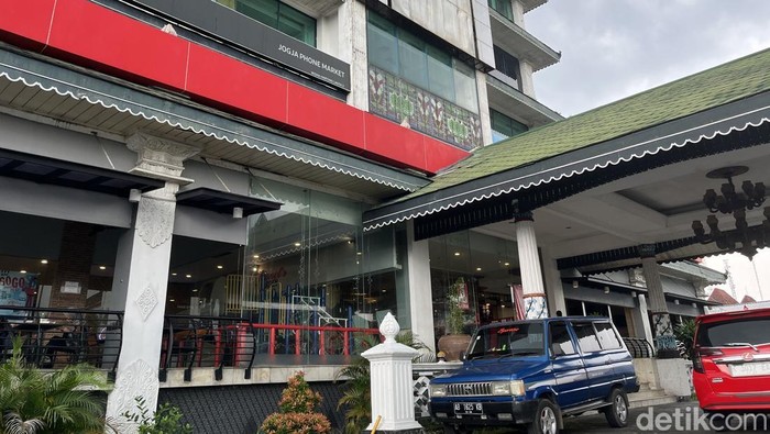 Wisma Hartono di Jalan Sudirman, Kota Jogja, Jumat (2/5/2025). Gedung ini akan tutup operasional pada 4 Mei 2025.
