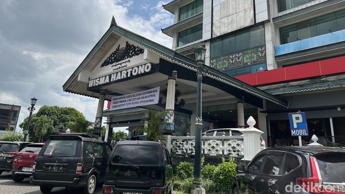 Wisma Hartono di Jalan Sudirman, Kota Jogja, Jumat (2/5/2025). Gedung ini akan tutup operasional pada 4 Mei 2025.