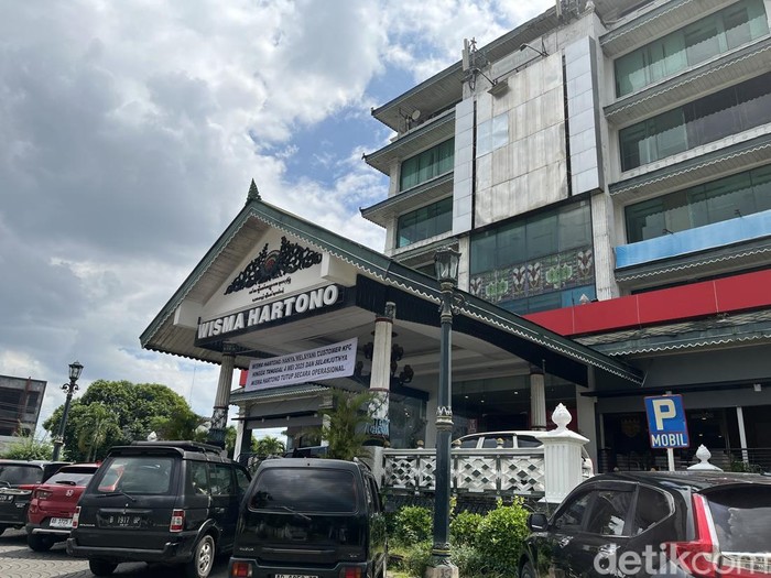 Wisma Hartono di Jalan Sudirman, Kota Jogja, Jumat (2/5/2025). Gedung ini akan tutup operasional pada 4 Mei 2025.