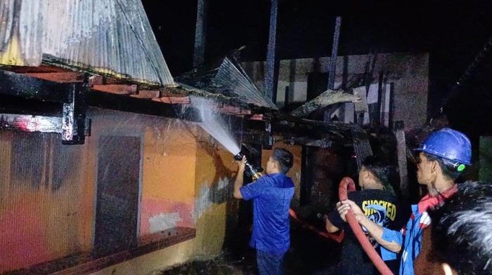 2 rumah di Pangkep Terbakar karena kompor meledak.