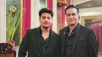 Ayah dan anak ini sama-sama mengenakan setelan jas serba hitam. Rafi yang sudah berusia 26 tahun tingginya hampir sama dengan Adjie Pangestu. (Foto: dok Instagram)