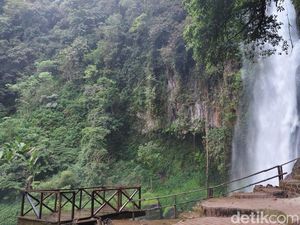 Berwisata ke Sikulikap, Melepaskan Penat di Bawah Air Terjun