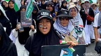 Saat melintasi Jalan Braga, kepada wisatawan yang ada di jalan tersebut mereka mengajak agar memboikot produk-produk yang berafiliasi dengan Israel.