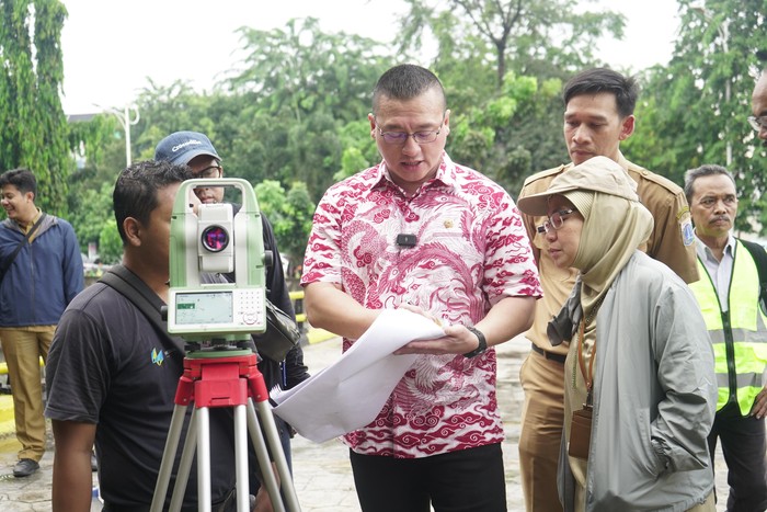Anggota DPRD DKI Jakarta, Fraksi PDI Perjuangan Hardiyanto Kenneth Sedang Melakukan Pengecekan Pembangunan Jalan Layang Di Latumenten Raya, Jakarta Barat