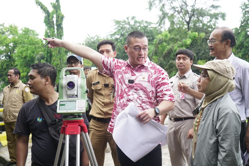 Anggota DPRD DKI Jakarta, Fraksi PDI Perjuangan Hardiyanto Kenneth Sedang Melakukan Pengecekan Pembangunan Jalan Layang Di Latumenten Raya, Jakarta Barat