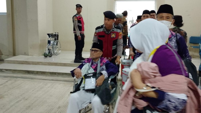 Anggota Polres Indramayu melakukan pengamanan calon jemaah haji di Embarkasi Kertajati