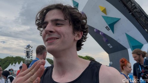 Atlet panjat tebing cepat asal Amerika Serikat Samuel Watson saat memecahkan rekor dunia dengan waktu 4,64 detik di ajang IFSC Climbing World Cup 2025 di Bali, Sabtu (3/5/2025). (Rizky Setyo)