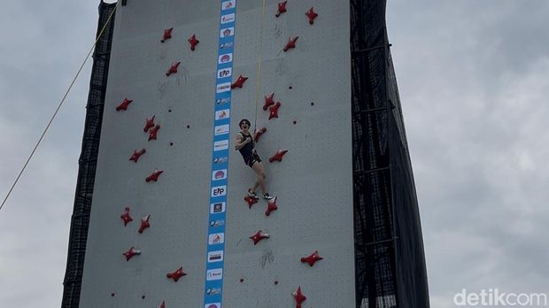 Atlet panjat tebing cepat asal Amerika Serikat Samuel Watson saat memecahkan rekor dunia dengan waktu 4,64 detik di ajang IFSC Climbing World Cup 2025 di Bali, Sabtu (3/5/2025). (Rizky Setyo)