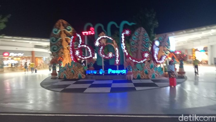 Suasana Bandara Ngurah Rai pada Jumat (2/5/2025) malam, listrik kembali pulih setelah padam hampir dua jam.