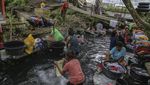 Belum Tersentuh Layanan Air Bersih, Emak-emak Ini Mencuci di Aliran Kolam Wisata