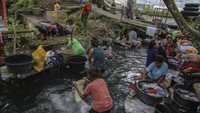 Sejumlah warga mencuci pakaian yang sumber airnya berasal dari aliran kolam air panas di Desa Mamuya, Kecamatan Galela, Kabupaten Halmahera Utara, Maluku Utara, Sabtu (3/5/2025).