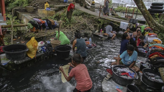 Belum Tersentuh Layanan Air Bersih, Emak-emak Ini Mencuci di Aliran Kolam Wisata Sejumlah warga mencuci pakaian yang sumber airnya berasal dari aliran kolam air panas di Desa Mamuya, Kecamatan Galela, Kabupaten Halmahera Utara, Maluku Utara, Sabtu (3/5/2025).Sebagian warga di daerah itu terpaksa memanfaatkan sumber mata air di objek wisata kolam air panas untuk mencuci pakaian karena desa mereka belum tersentuh layanan air bersih melalui PDAM. ANTARA FOTO/Andri Saputra/foc.