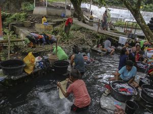 Belum Tersentuh Layanan Air Bersih, Emak-emak Ini Mencuci di Aliran Kolam Wisata