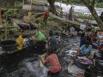 Belum Tersentuh Layanan Air Bersih, Emak-emak Ini Mencuci di Aliran Kolam Wisata