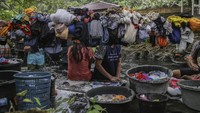 Sebagian warga di daerah itu terpaksa memanfaatkan sumber mata air di objek wisata kolam air panas untuk mencuci pakaian karena desa mereka belum tersentuh layanan air bersih melalui PDAM. 