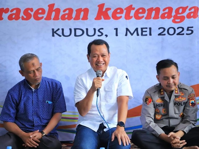 Bupati Kudus Samani saat merayakan peringatan Hari Buruh di Kudus dengan sarasehan, Kamis (1/5/2025).