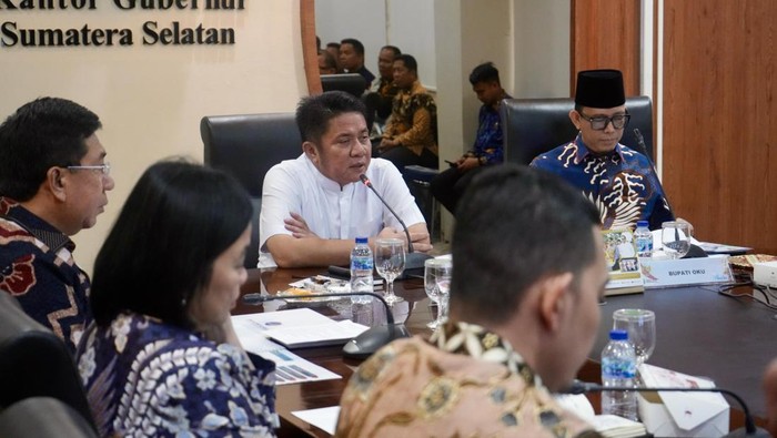 Bupati OKU Teddy Meilwansyah saat paparan usulan bangubsus ke Gubernur Herman Deru.